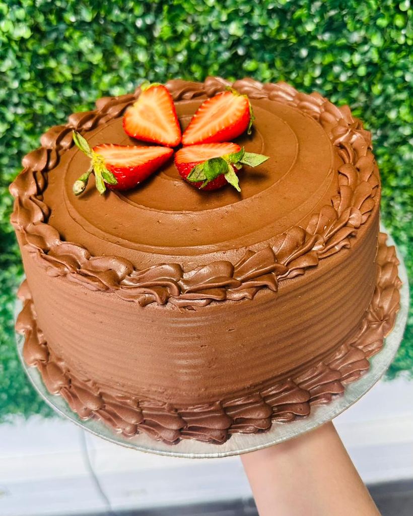 Bolo de chocolate com morangos