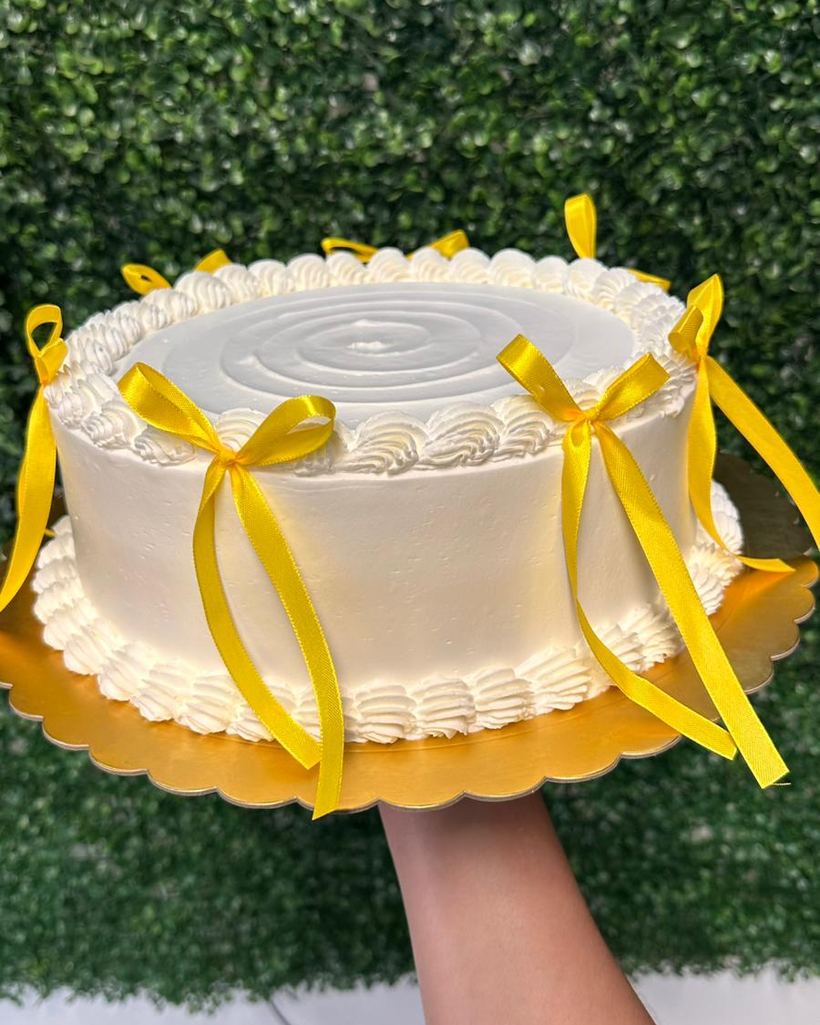 Bolo de chantilly com laços